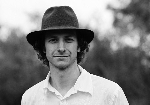 Tämä hauskannäköinen nuori mies on Wouter de Backer eli Gotye (lausutaan kuten go-tea-yay).