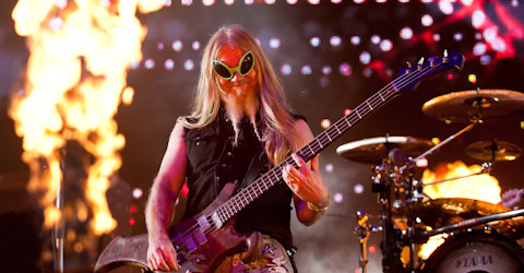 Marco Hietala esitteli Ruissalossa kuumaa alien-lookia.