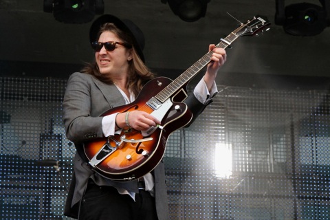 Jamie N Commons esittää vanhaa blues-ukkoa