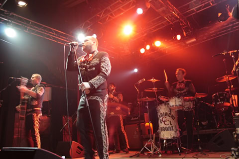 Kummallinen mutta kiehtova Mariachi el Bronx oli lopulta hc-illan mielenkiintoiin esiintyjä.