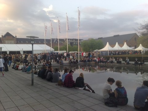 Sivistynyttä ja kaunista tanskalaista festivaalikansaa Århusin musiikkitalon pihalla.