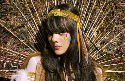 Aiemmin Natasha Khan eli Bat for Lashes on duetoinut muun muassa Scott Walkerin kanssa.
