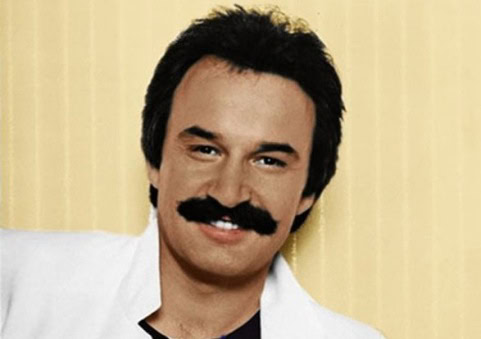 Giorgio Moroder nuorempana, muttei yhtään vähemmän charmanttina.