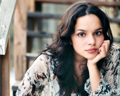 Post image for Norah Jones – Särkyneitä sydämiä ja särjettyjä muotteja