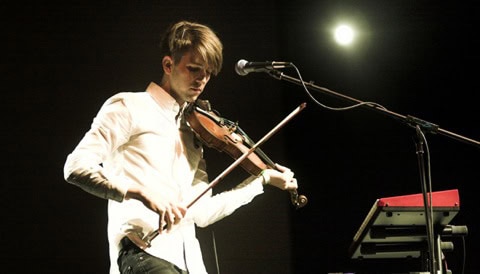 Muun muassa Arcade Firelle viulusovituksia tehnyt Owen Pallett esiintyy ennen Flow'ta kesäkuussa Tavastialla.