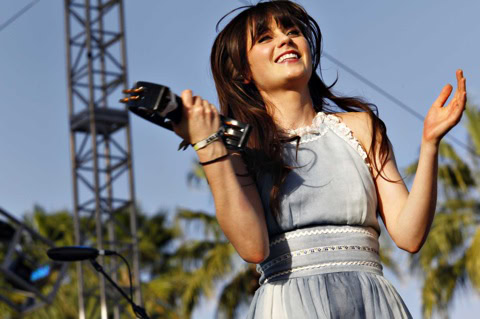 Näyttelijä Zooey Deschanelin tähdittämä She & Him korvensi etenkin miespuolisten katsojien sydämiä helteisessä Kaliforniassa.