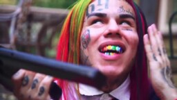 Tuomiostaan 45 vuotta vasikoimalla vähentänyt Tekashi 6ix9ine hakattiin saunassa