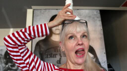 Rockt&auml;htien peniksist&auml; kipsivaloksia tehnyt Cynthia Plaster Caster on kuollut