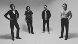 Arctic Monkeys julkaisi uuden kappaleen hyvän asian puolesta