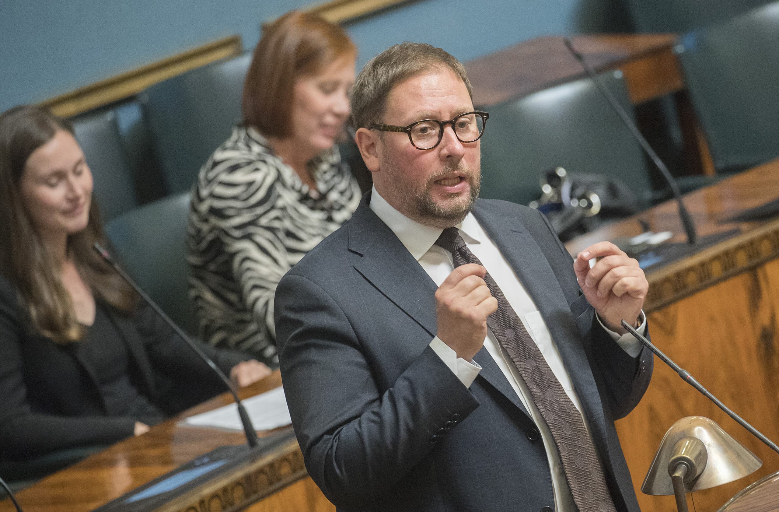 Laittoman graffitin tehneen Paavo Arhinmäen kunniaksi tehtiin