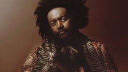Yhdysvaltalainen multi-instrumentalisti ja säveltäjä Kamasi Washington saapuu Suomeen