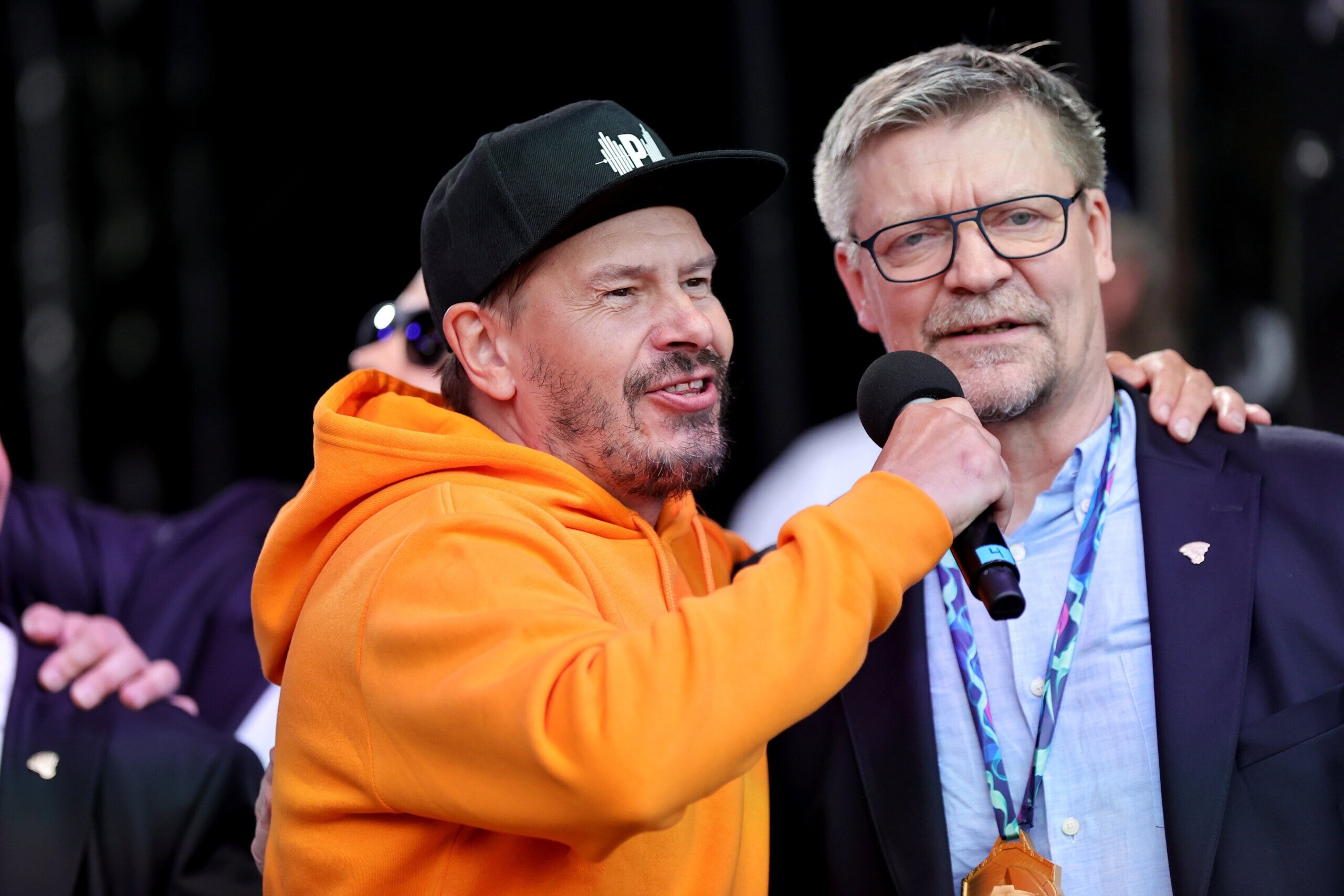 Suomalaisartisti puolusti raiskauksesta tuomittua jääkiekkoilijaa – lähetti nyt uhkausviestin naiselle: ”Sut saadaan kiinni noin tunnin päästä”