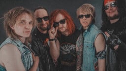 Kunnon synailua eikä mitään pouserointia – tätä tarjoavat synthwave-iltamat Helsingissä