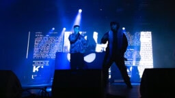 Pohjoisirlantilainen Kneecap saapuu keikalle Helsinkiin