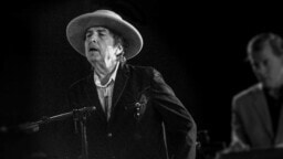 Hiljaa on uusi kovaa, tuntuu Bob Dylan kuiskivan – Uudelleenavatun Veikkaus-areenan korkkasi legenda, joka ei päästänyt hittikavalkadia odottavaa yleisöä helpolla