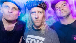 Mainion kotimaisen skeittipunkbändin uusi levy ennakkosoitossa: ”Kai sanoman kotimainen puskanatsikin ymmärtää”