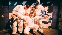 Maailman typerin ja paras vessahuumoribändi saapuu SaariHelvetti-festivaaleille – ensimmäiset esiintyjät julki