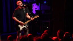 Yksi veteraani vastaa kolmea märkäkorvaa – Bob Mould laittoi yksinään jauhot suuhun täydelle Tavastialle