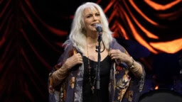 Folkin ja kantrin legenda saapuu jäähyväiskiertueellaan Suomeen