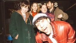 Aikuset oli jättihitti – nyt sen käsikirjoittajalta ilmestyy uusi tv-sarja