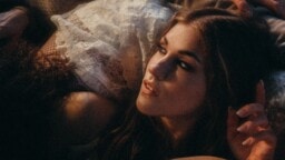 ”Sanoituksessa on useita tasoja, ja toivon, että kuulija löytää siitä omansa” – Jannika B:ltä uusi single