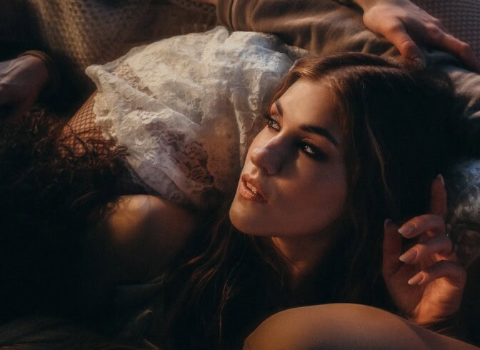 ”Sanoituksessa on useita tasoja, ja toivon, että kuulija löytää siitä omansa” – Jannika B:ltä uusi single