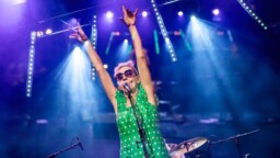 Liisa Akimofin maailma on yhä ihanaisen omituinen – uusi levy on täynnä hykerryttäviä tarinoita