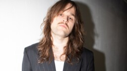 ”Työstin kappaleita muutaman vuoden ajan lähinnä göteborgilaisessa siivouskomerossa” – haastattelussa Oliver Bentley