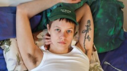 Elsi Sloanin uusi single vastustaa suorituskapitalismia pötköttelyllä