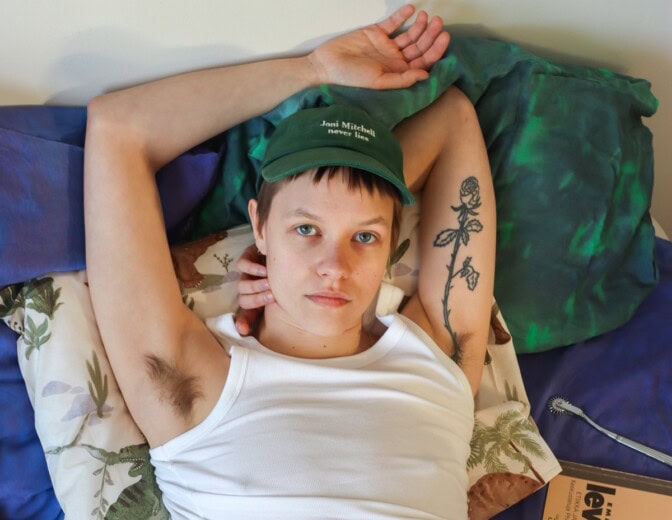 Elsi Sloanin uusi single vastustaa suorituskapitalismia pötköttelyllä