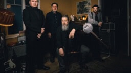 Suomalaisyhtyeen uutukainen saa Nurmion ja Sorsakosken kuulostamaan Nylon Beatiltä – uusi albumi on eräs alkuvuoden parhaita levyjä