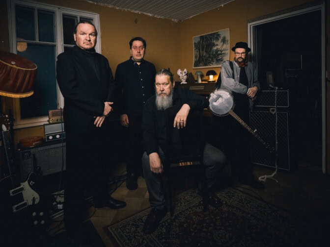 Suomalaisyhtyeen uutukainen saa Nurmion ja Sorsakosken kuulostamaan Nylon Beatiltä – uusi albumi on eräs alkuvuoden parhaita levyjä