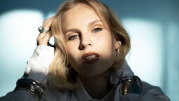 ”Luon laulujeni sanomalla maailmaa, jossa ei tarvitse olla yksin” – haastattelussa Vanna