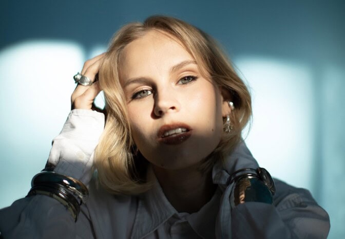 ”Luon laulujeni sanomalla maailmaa, jossa ei tarvitse olla yksin” – haastattelussa Vanna