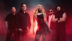 Suomalainen sinfoniametalliorkesteri Amberian Dawn vaihtoi laulajaansa – myös uutta musiikkia ilmestyi