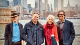 Ranskaan kotiutunut näyttelijä-muusikko Irina Björklund julkaisee uuden levyn tällä viikolla