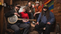 Jos kuuntelet tänään vain yhden suomalaisen folk-kappaleen dystopiasta, olkoon se tämä: ”Ei ole ihme jos vaipuu apatiaan”