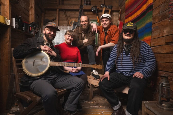 Jos kuuntelet tänään vain yhden suomalaisen folk-kappaleen dystopiasta, olkoon se tämä: ”Ei ole ihme jos vaipuu apatiaan”