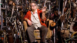 Säveltäjänä sekä banjon ja kitaran improvisoijana tunnettu avantgarde-artisti Eugene Chadbourne saapuu Suomeen