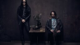 The 69 Eyes -yhtyeen Jyrki 69 ja kansanmuusikko Pekko Käppi levyttivät levyllisen virsiä: ”Oikea aika tehdä virsilevy – esikuvieni jalanjäljillä”