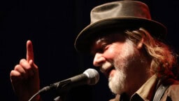 Tuomari Nurmion 13 kylmää laulua -konserttidokkari elokuvateattereissa perjantaina: ”Ovat pysyneet ajankohtaisina valitettavan hyvin”