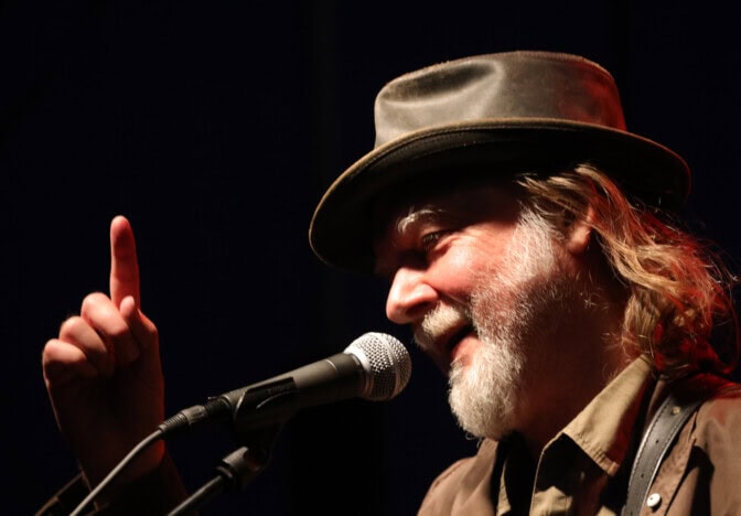 Tuomari Nurmion 13 kylmää laulua -konserttidokkari elokuvateattereissa perjantaina: ”Ovat pysyneet ajankohtaisina valitettavan hyvin”