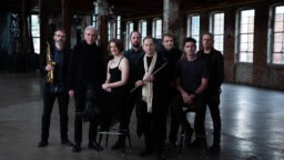 Philip Glass Ensemble saapuu Suomeen – esittää Glassworksin