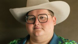 Kovassa nosteessa oleva americanan ja countryn taitaja Joshua Ray Walker saapuu Suomeen