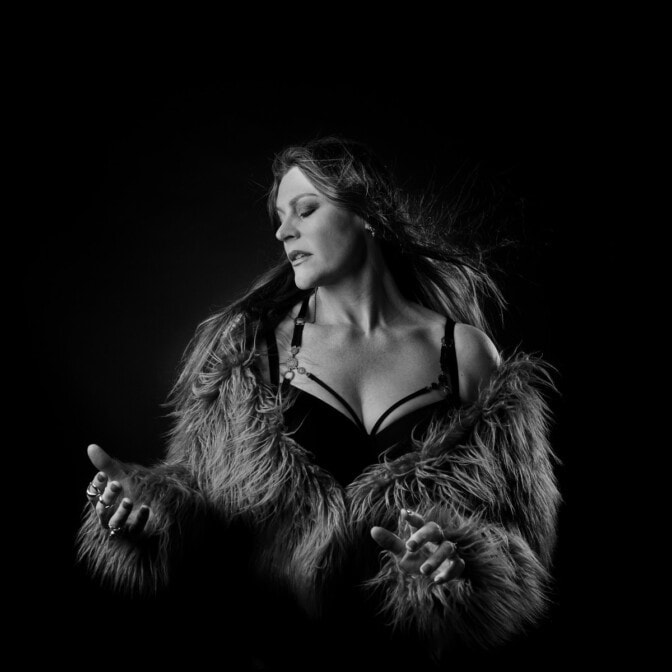 Nightwishin laulajana ja sooloartistina tunnettu Floor Jansen julkaisi uutta musiikkia – esiintyy myös Suomessa