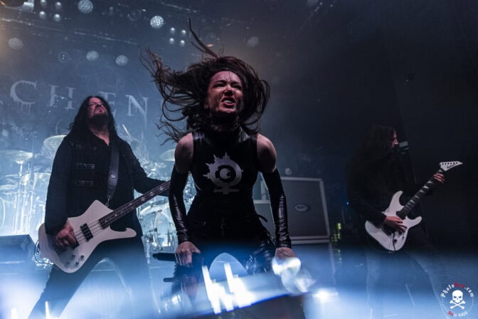 Arch Enemy esitteli uuden laulajansa Lauren Hartin suomalaisyleisölle Helsingissä – katso kuvagalleria