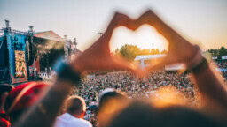 Iloisia uutisia Ilosaarirockiin matkustaville futisfaneille