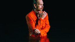 Aleksanteri Hakaniemi julkaisi uutta musiikkia – “Ajattelin, että ihan sama, täältä tulee!”