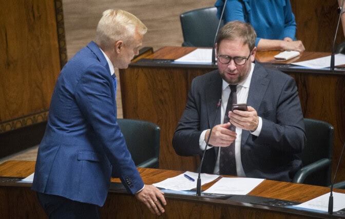 Laittomasta graffitista kiinni jäänyt Paavo Arhinmäki jälleen spraypullo kädessä – näitä puolueita ei kiinnosta