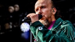 41 vuoden ikäeroa ei huomannut, kun suomirockin legenda tanssi kuin elohopea-räppäri konsanaan – tällainen oli Jytäkesä Go-Go